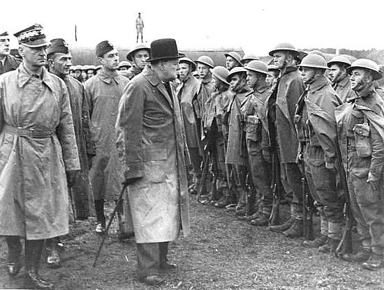 Winston Churchill dokonuje przeglądu wojsk polskich w Wielkiej Brytanii (z lewej Władysław Sikorski) Źródło: Winston Churchill dokonuje przeglądu wojsk polskich w Wielkiej Brytanii (z lewej Władysław Sikorski), domena publiczna.