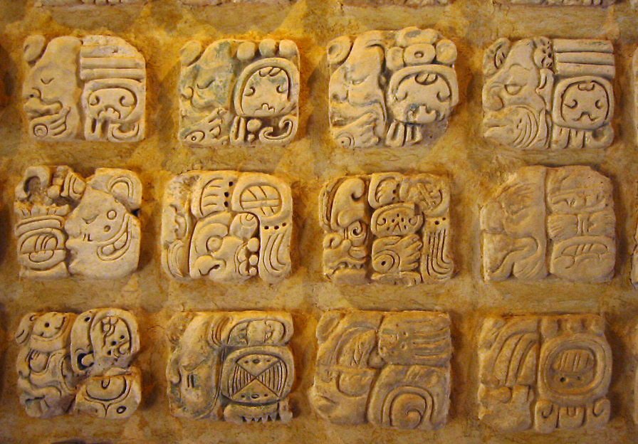 Pismo Majów – hieroglify Pismo Majów – hieroglify Źródło: Kwamikagami, 2004, domena publiczna.