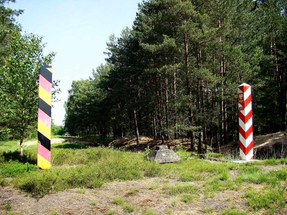 Granica państwowa polsko-niemiecka, znak graniczny nr. 872, okolice Myśliborza Wielkiego Źródło: Mateusz War, Granica państwowa polsko-niemiecka, znak graniczny nr. 872, okolice Myśliborza Wielkiego, Fotografia, licencja: CC BY-SA 3.0.