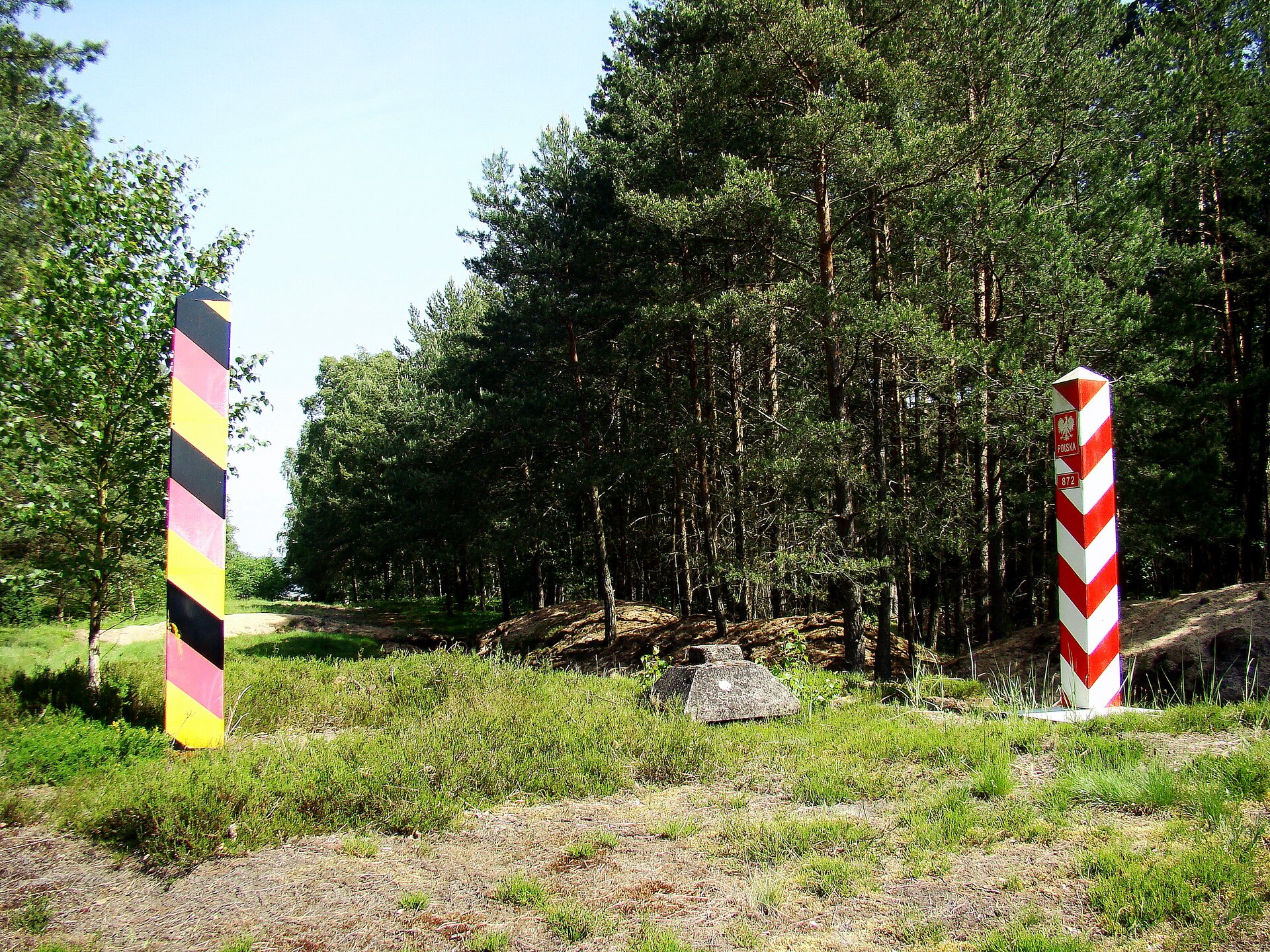 Granica państwowa polsko-niemiecka, znak graniczny nr. 872, okolice Myśliborza Wielkiego Źródło: Mateusz War, Granica państwowa polsko-niemiecka, znak graniczny nr. 872, okolice Myśliborza Wielkiego, Fotografia, licencja: CC BY-SA 3.0.
