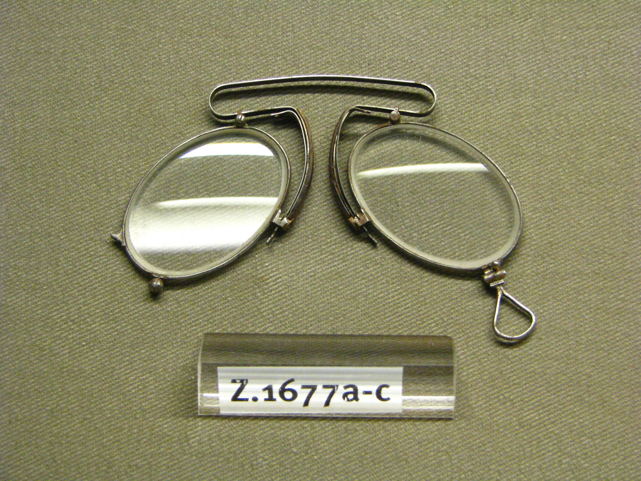 Pince-nez Pince-nez Źródło: 1870, fotografia barwna, New-York Historical Society, licencja: CC BY 2.5.