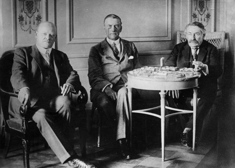 Od lewej: Gustav Stresemann, Austen Chamberlain, Aristide Briand podczas spotkania w Locarno Źródło: Od lewej: Gustav Stresemann, Austen Chamberlain, Aristide Briand podczas spotkania w Locarno, Bundesarchiv, licencja: CC BY-SA 3.0.