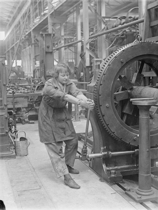 Pracownica Królewskiej Fabryki Źródło: Lewis, Pracownica Królewskiej Fabryki, 1918, Imperial War Museums, domena publiczna.