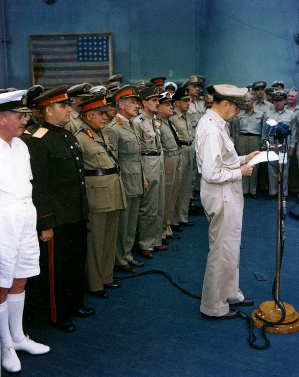 Gen. MacArthur na pokładzie pancernika USS "Missouri" podczas podpisania kapitulacji Japonii Gen. MacArthur na pokładzie pancernika USS "Missouri" podczas podpisania kapitulacji Japonii Źródło: domena publiczna.