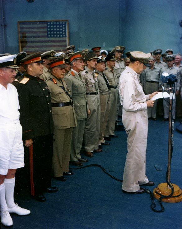 Gen. MacArthur na pokładzie pancernika USS "Missouri" podczas podpisania kapitulacji Japonii Gen. MacArthur na pokładzie pancernika USS "Missouri" podczas podpisania kapitulacji Japonii Źródło: domena publiczna.