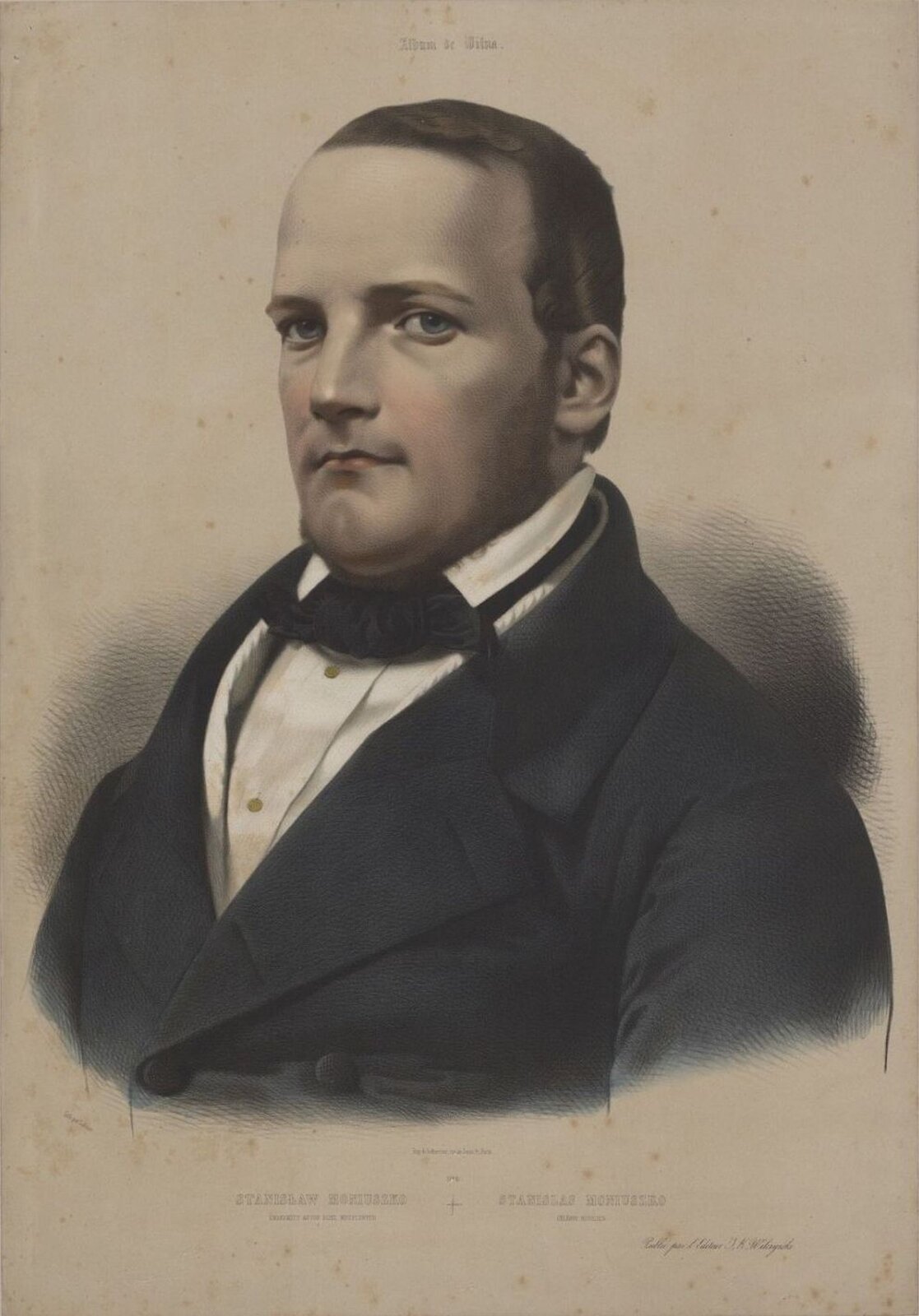 lustracja przedstawia portret poważnego mężczyzny Stanisława Moniuszko. Mężczyzna ubrany w białą koszulę, muszkę i granatową marynarkę. Ma ułożone, krótko ostrzyżone włosy. Usta podkreślone są czerwonym kolorem.