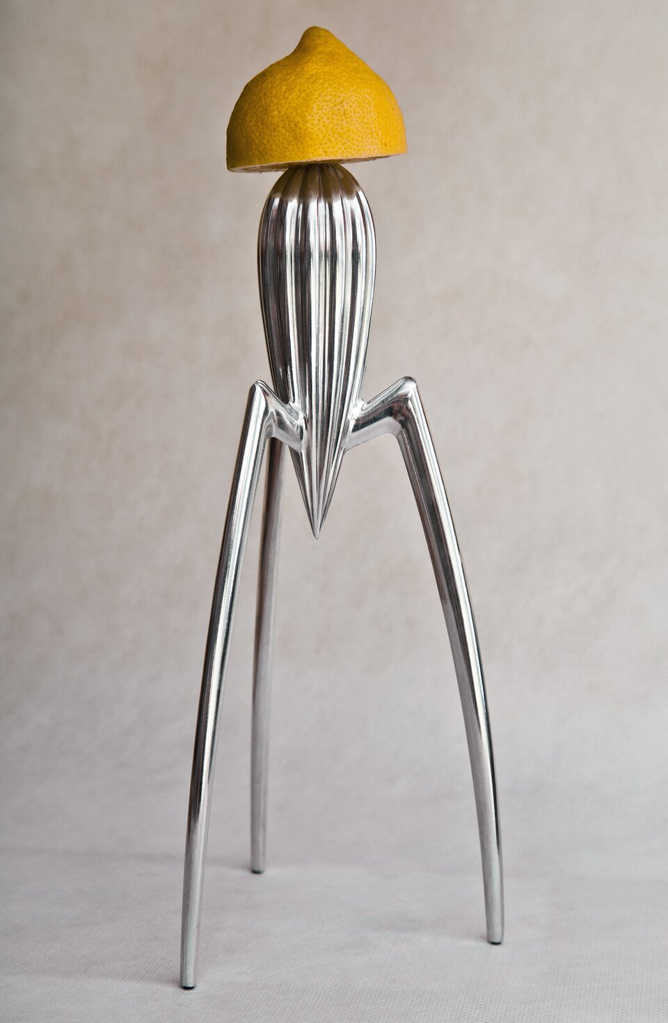 Wyciskacz do cytryn Juicy Salif Wyciskacz do cytryn, Juicy Salif, projektował Philippe Starck dla manufaktury Alessi, 1990, polerowana stal nierdzewna, 29 × 14 cm. Fot. Małgorzata Skibińska Źródło: Philippe Starck, Contentplus.pl sp. z o.o., Wyciskacz do cytryn Juicy Salif, 1990, polerowana stal nierdzewna, 29 × 14 cm, tylko do użytku edukacyjnego.