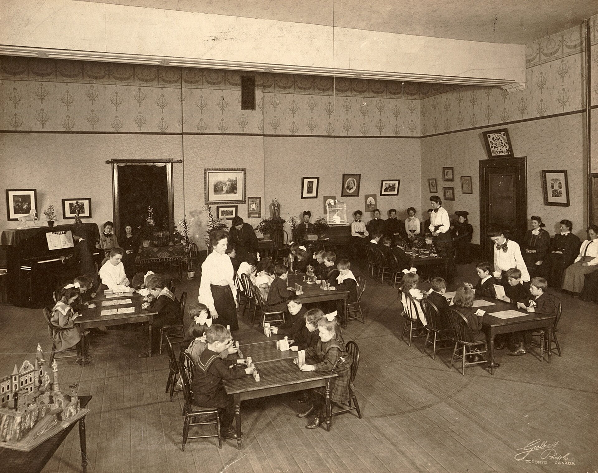 Przedszkole Źródło: Ministerstwo Edukacji w Ontario, Przedszkole, 1898, domena publiczna.