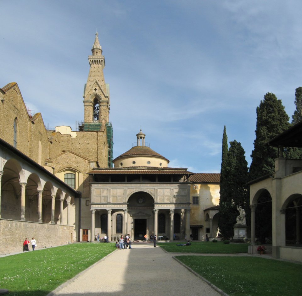 Florencja – kaplica Pazzich. Kaplica znanego i bogatego rodu florenckiego zaprojektowana została przez Filippo Bruneleschiego w 1430, ale budowano ją w latach 1442-1478 i nigdy nie ukończono, gdyż z powodów politycznych Pazzich wygnano z miasta. Zwróć uwagę na zastosowanie klasycznych kolumn korynckich i łuku. Florencja – kaplica Pazzich. Kaplica znanego i bogatego rodu florenckiego zaprojektowana została przez Filippo Bruneleschiego w 1430, ale budowano ją w latach 1442-1478 i nigdy nie ukończono, gdyż z powodów politycznych Pazzich wygnano z miasta. Zwróć uwagę na zastosowanie klasycznych kolumn korynckich i łuku. Źródło: Gryffindor, 2008, Wikimedia Commons, licencja: CC BY-SA 3.0.