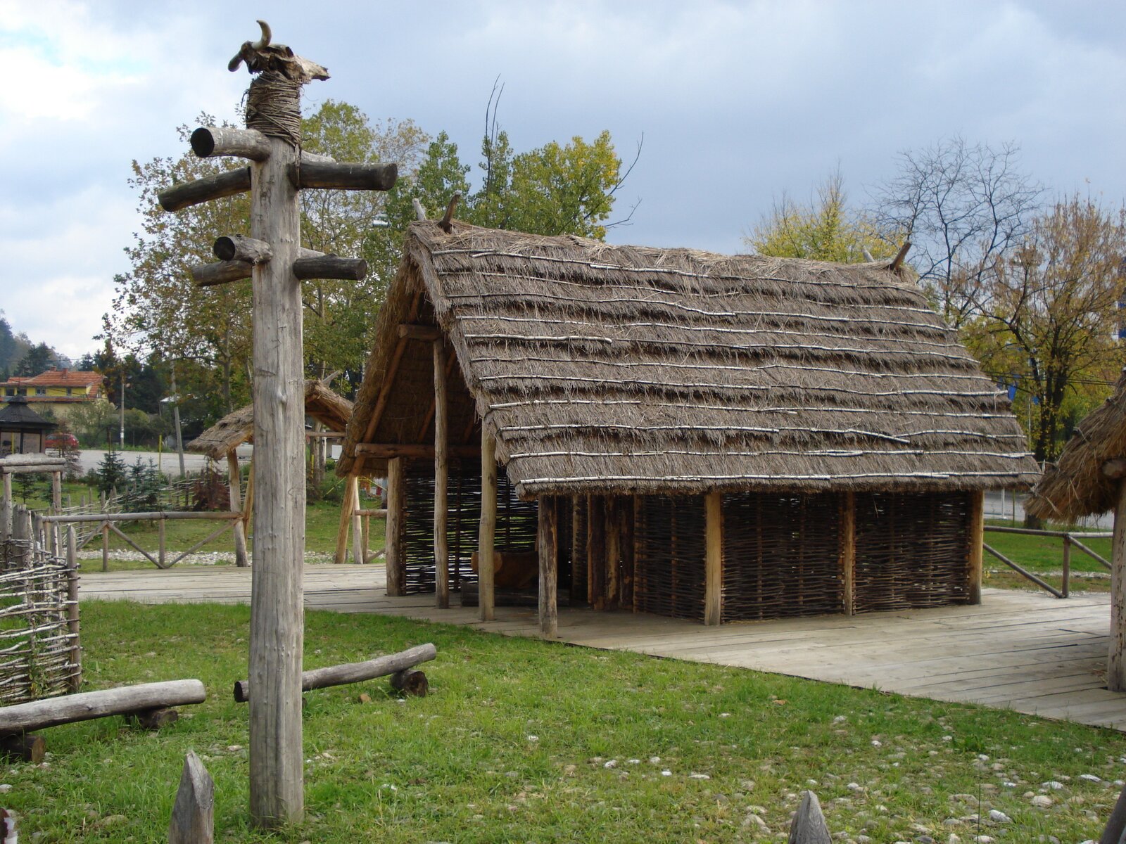 Rekonstrukcja pierwszych domostw neolitycznych, Tuzla, Bośnia i Hercegowina Rekonstrukcja pierwszych domostw neolitycznych, Tuzla, Bośnia i Hercegowina Źródło: Prof saxx, Wikimedia Commons, licencja: CC BY-SA 3.0.