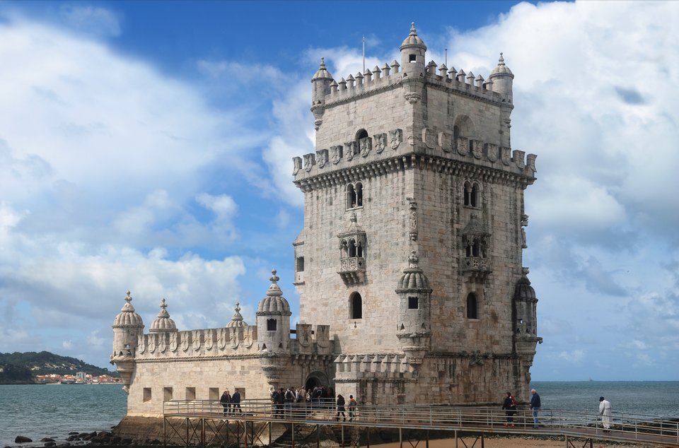 Wieża w Belém – portowej dzielnicy Lizbony. Widok od wschodu Wieża w Belém – portowej dzielnicy Lizbony. Widok od wschodu Źródło: Alvesgaspar, Wikimedia Commons, licencja: CC BY-SA 3.0.