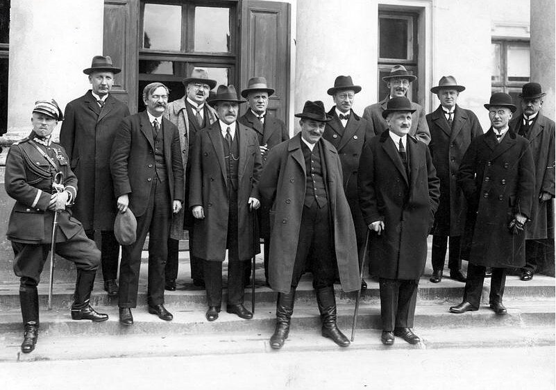 Rząd w 1926 roku. Od lewej: J. Tarnawa-Malczewski, A. Chądzyński, S. Grabski, S. Piechocki, S. Smólski, S. Osiecki, W. Witos, W. Kiernik, J. Zdziechowski, K. Dzierżykraj-Morawski, J. Radwan, J. Jankowski, M. Rybczyński Rząd w 1926 roku. Od lewej: J. Tarnawa-Malczewski, A. Chądzyński, S. Grabski, S. Piechocki, S. Smólski, S. Osiecki, W. Witos, W. Kiernik, J. Zdziechowski, K. Dzierżykraj-Morawski, J. Radwan, J. Jankowski, M. Rybczyński Źródło: domena publiczna.
