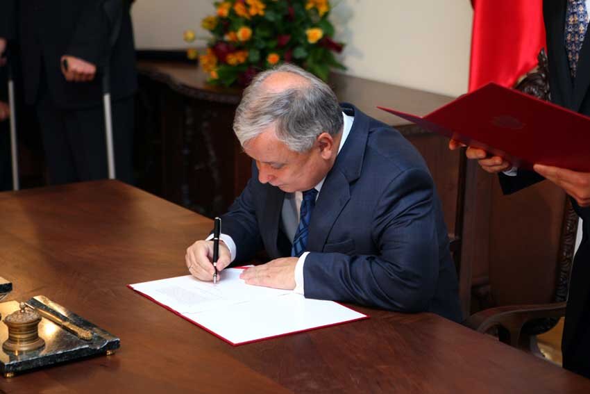 Prezydent Rzeczypospolitej Polskiej Lech Kaczyński podpisuje ustawę z dnia 7 września 2007 r. o Karcie Polaka podczas III Zjazdu Polonii i Polaków z Zagranicy.