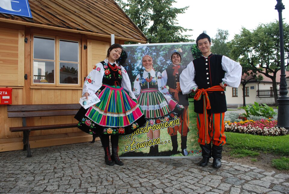 Azjaci w polskich strojach ludowych