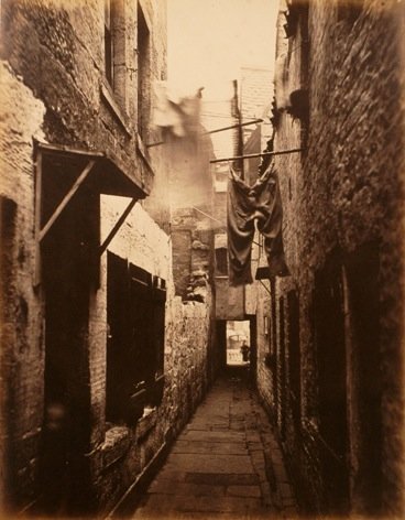 Slumsy w Glasgow Źródło: Thomas Annan, Slumsy w Glasgow, 1871, domena publiczna.