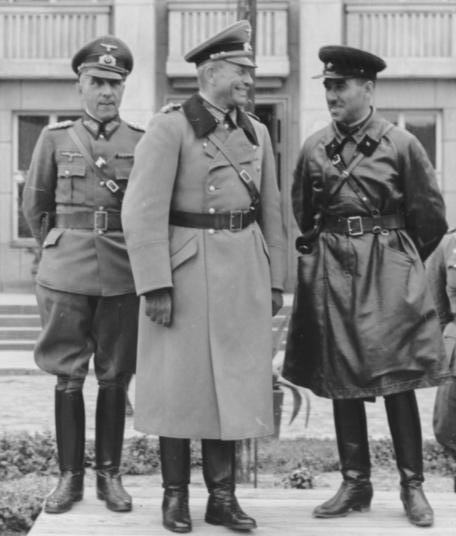 Mauritz von Wiktorin, Heinz Guderian iSiemion Kriwoszein przyjmują wspólną defiladę Wehrmachtu i Armii Czerwonej w Brześciu – przekazanie miasta zdobytego przez Niemców Sowietom, 22.09.1939 Mauritz von Wiktorin, Heinz Guderian iSiemion Kriwoszein przyjmują wspólną defiladę Wehrmachtu i Armii Czerwonej w Brześciu – przekazanie miasta zdobytego przez Niemców Sowietom, 22.09.1939 Źródło: licencja: CC BY-SA 3.0.