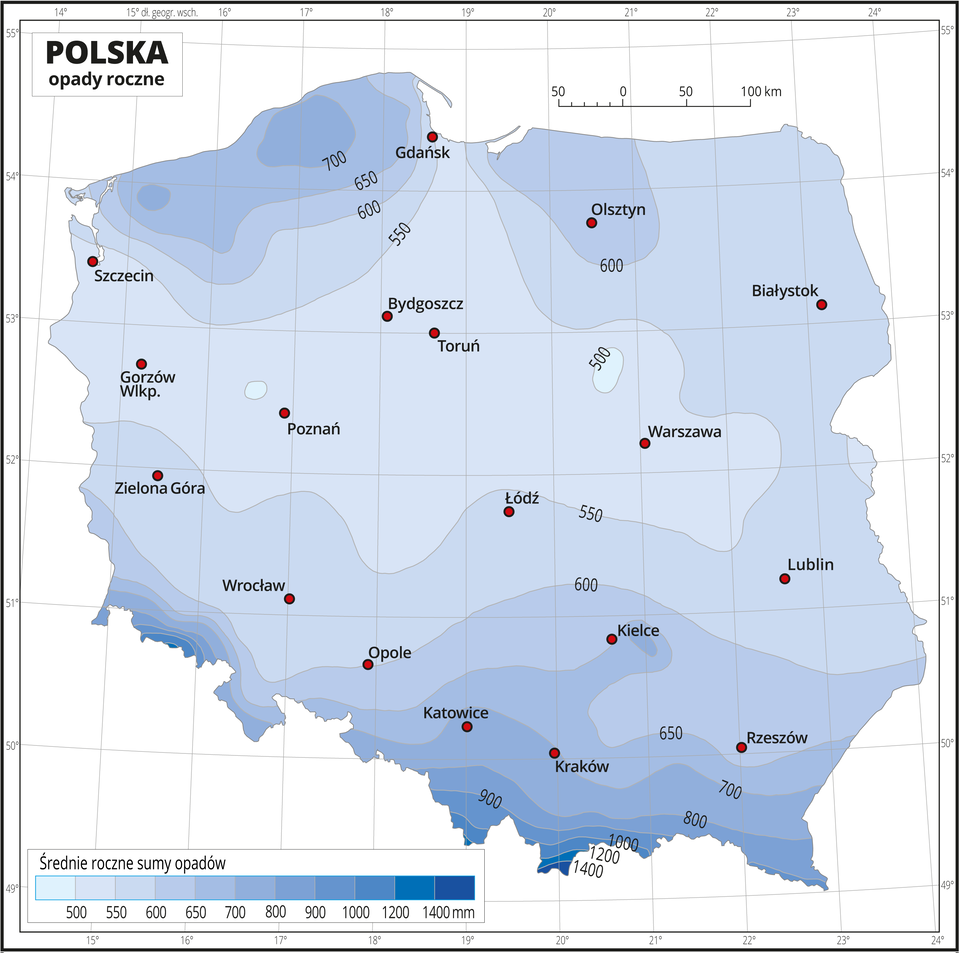 Ilustracja przedstawia mapę Polski. Na mapie odcieniami koloru niebieskiego zaznaczono średnie roczne sumy opadów. Na izohietach opisano średnie roczne sumy opadów. Centralną część mapy zajmuje kolor jasnoniebieski przechodzący w ciemnoniebieski w kierunku północnym i południowym. Najciemniejszy niebieski jest na południu. Czerwonymi punktami zaznaczono miasta wojewódzkie. Mapa pokryta jest siatką równoleżników i południków. Dookoła mapy jest biała ramka, w której opisane są współrzędne geograficzne co jeden stopień. Poniżej mapy w legendzie umieszczono prostokątny poziomy pasek. Pasek podzielono na jedenaście części od jasnoniebieskich do ciemnoniebieskiego. Każda część paska obrazuje przedział średniej rocznej sumy opadów. Opisano izohiety od pięćset milimetrów do tysiąc czterysta milimetrów, początkowo co pięćdziesiąt milimetrów, powyżej siedemset milimetrów co sto milimetrów, a powyżej tysiąca milimetrów co dwieście milimetrów.