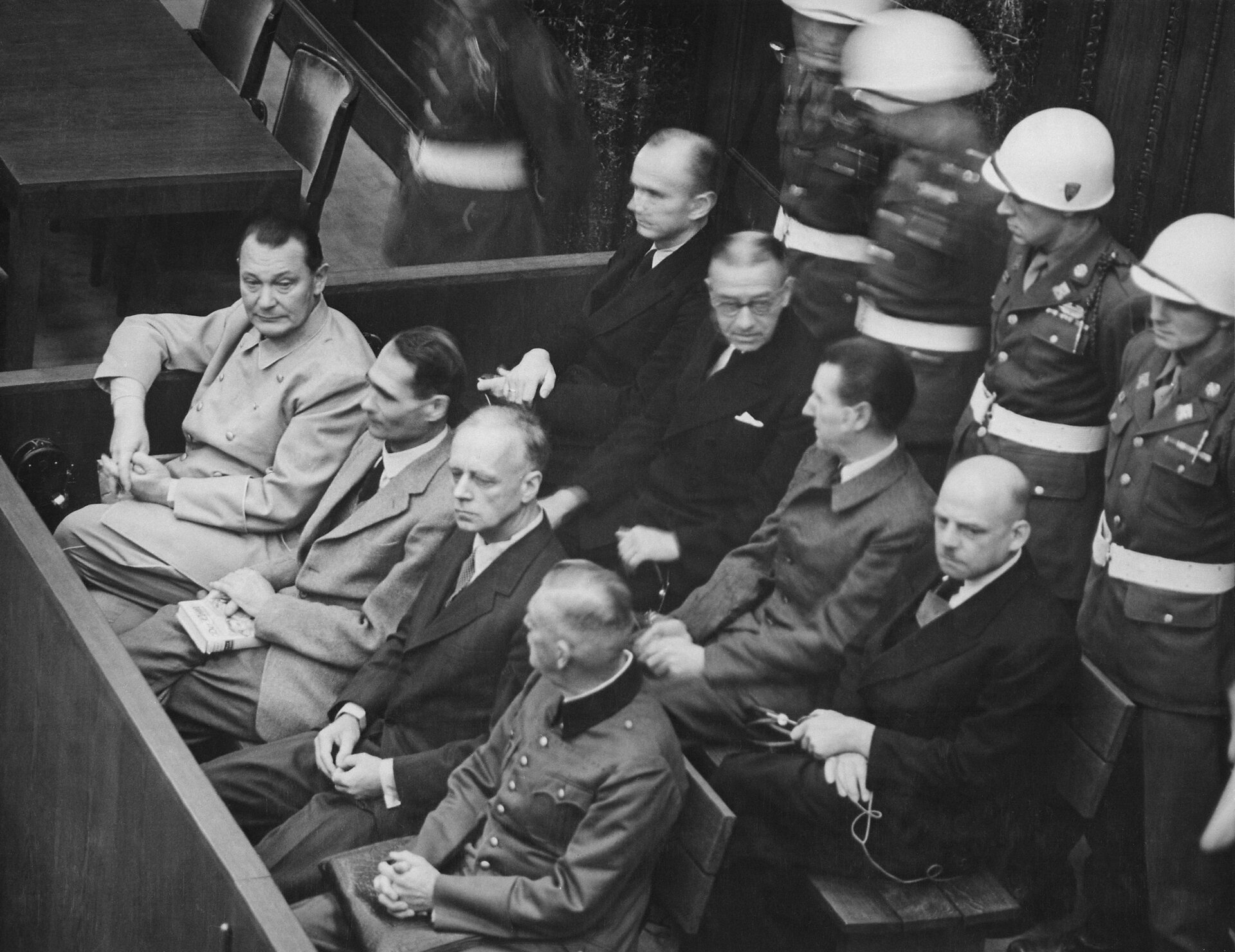 Proces w Norymberdze. Na ławie oskarżonych główni przywódcy nazistowscy Proces w Norymberdze. Na ławie oskarżonych główni przywódcy nazistowscy Źródło: domena publiczna.