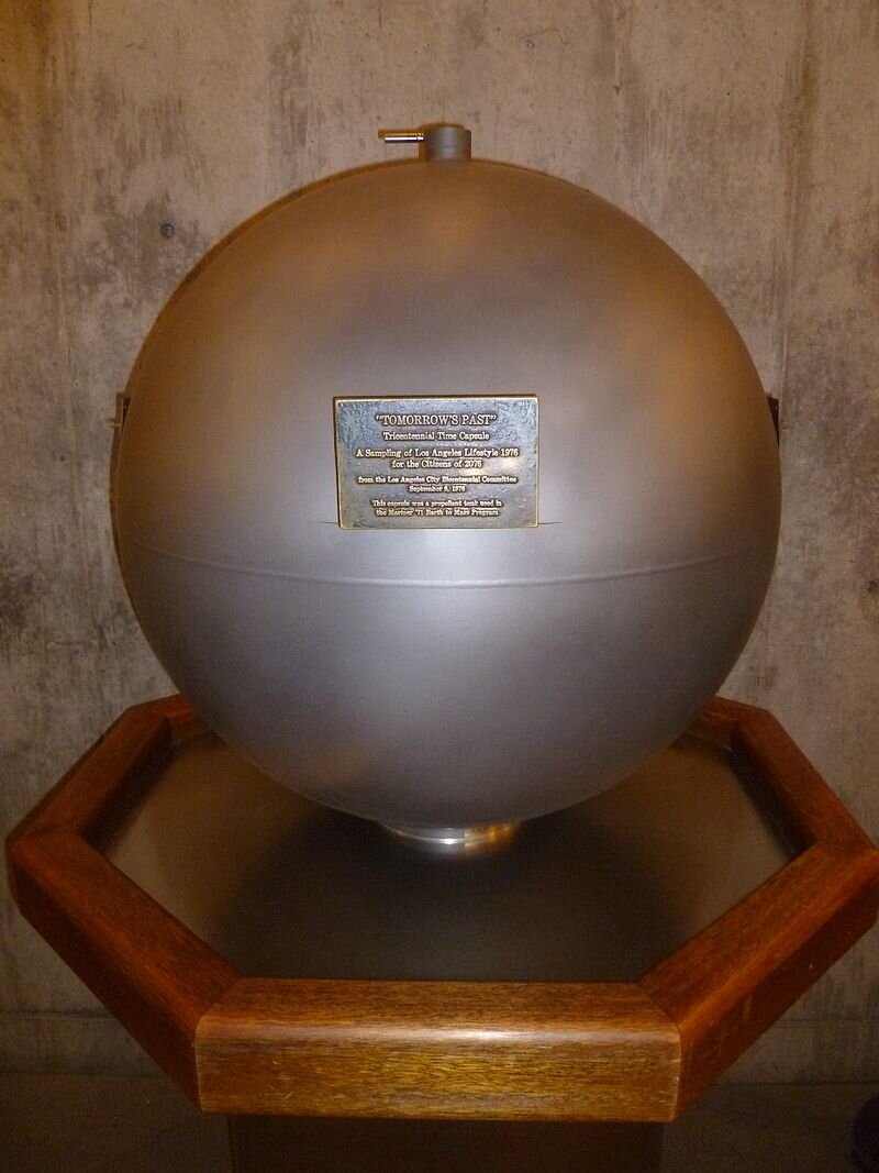 Ta kapsuła umieszczona jest w obserwatorium astronomicznym w Los Angeles. Zawiera przedmioty, wybrane przez mieszkańców miasta w 1976 r.Dedykacja na kapsule głosi: "Próbka życia codziennego Los Angeles w 1976 r. dla mieszkańców roku 2076." Ta kapsuła umieszczona jest w obserwatorium astronomicznym w Los Angeles. Zawiera przedmioty, wybrane przez mieszkańców miasta w 1976 r.Dedykacja na kapsule głosi: "Próbka życia codziennego Los Angeles w 1976 r. dla mieszkańców roku 2076." Źródło: Sbassi, Wikimedia Commons, licencja: CC BY-SA 3.0.