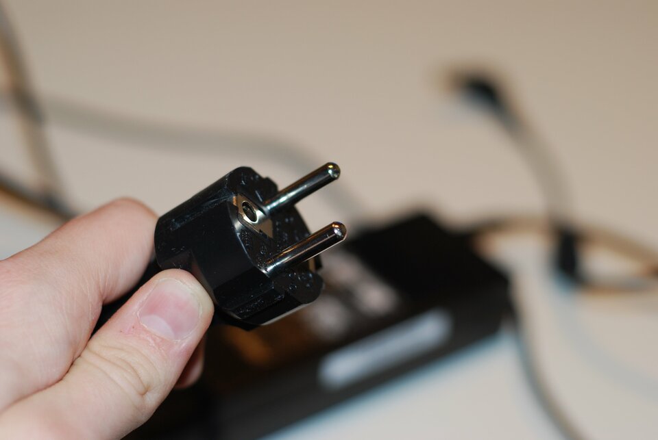 Prąd elektryczny jest w naszej rzeczywistości tak wszechobecny, że nie wyobrażamy sobie życia bez niego. Z trudem dociera też do nas świadomość, jak niewiele tak naprawdę upłynęło czasu od momentu, gdy pierwsze gniazdka elektryczne pojawiły się w domach mieszkalnych i budynkach użyteczności publicznej.