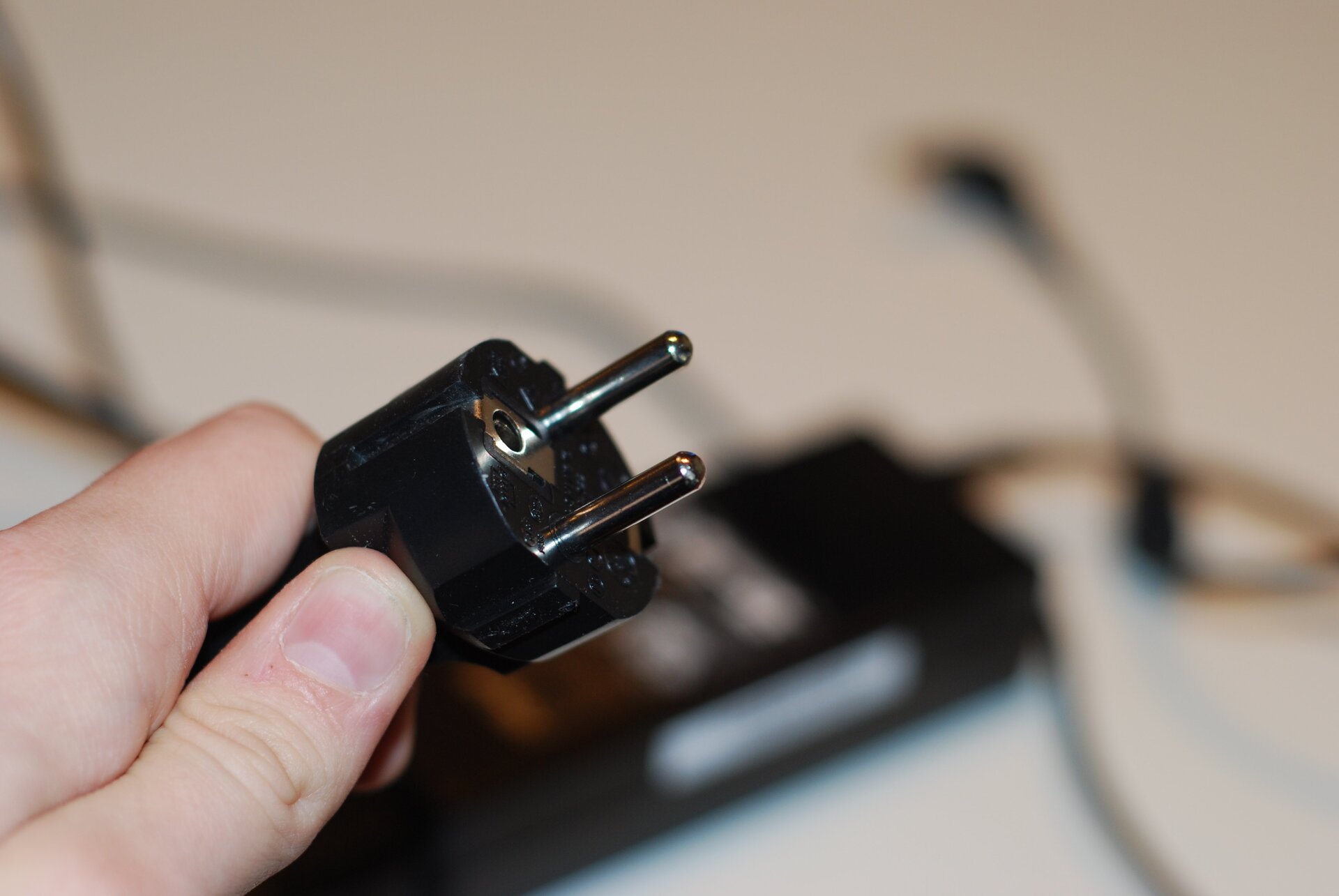 Prąd elektryczny jest w naszej rzeczywistości tak wszechobecny, że nie wyobrażamy sobie życia bez niego. Z trudem dociera też do nas świadomość, jak niewiele tak naprawdę upłynęło czasu od momentu, gdy pierwsze gniazdka elektryczne pojawiły się w domach mieszkalnych i budynkach użyteczności publicznej.