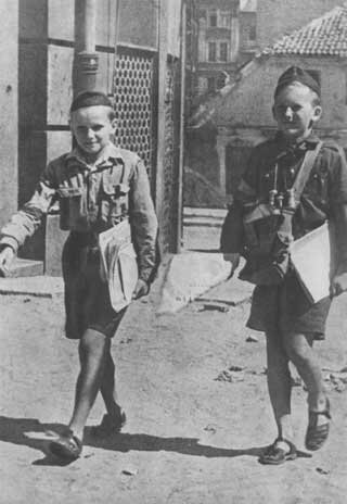 Bracia Jeleniewiczowie „Żbik” i „Ryś” z Harcerskiej Poczty Polowej, kolporterzy prasy powstańczej Zdjęcie nr 2 Źródło: Tadeusz Bukowski, Bracia Jeleniewiczowie „Żbik” i „Ryś” z Harcerskiej Poczty Polowej, kolporterzy prasy powstańczej , 1944, domena publiczna.