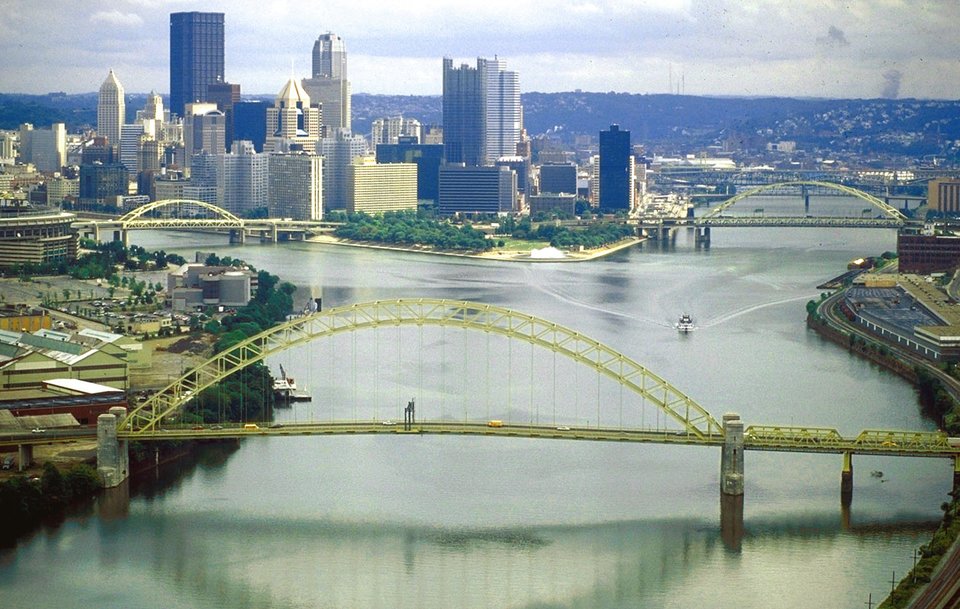 Początek rzeki Ohio w Pittsburgh w Pensylwanii. Powstała ona z połączenia dwóch rzek Allegheny (na lewo) oraz Monongahela (na prawo). Most na pierwszym planie jest pierwszym mostem na rzece Ohio. Początek rzeki Ohio w Pittsburgh w Pensylwanii. Powstała ona z połączenia dwóch rzek Allegheny (na lewo) oraz Monongahela (na prawo). Most na pierwszym planie jest pierwszym mostem na rzece Ohio. Źródło: David Schwab, 1998, Fotografia, U.S. Army Corps of Engineers Digital Visual Library, domena publiczna.