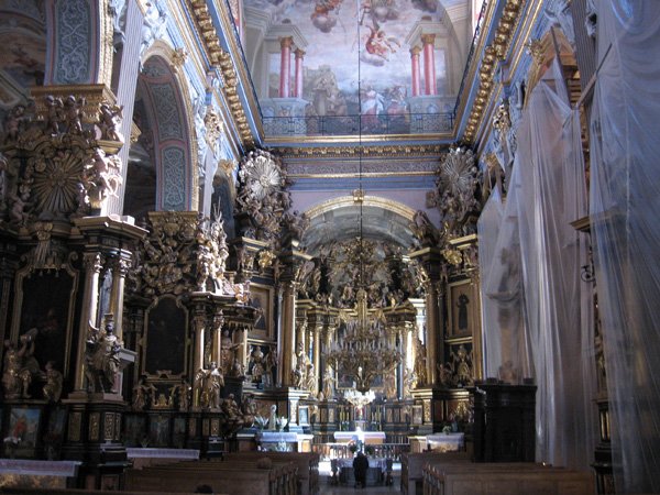 Lwów - kościół bernardynów, wnętrze. Lwów - kościół bernardynów, wnętrze. Źródło: Janmad, Wikimedia Commons, licencja: CC BY-SA 2.5.