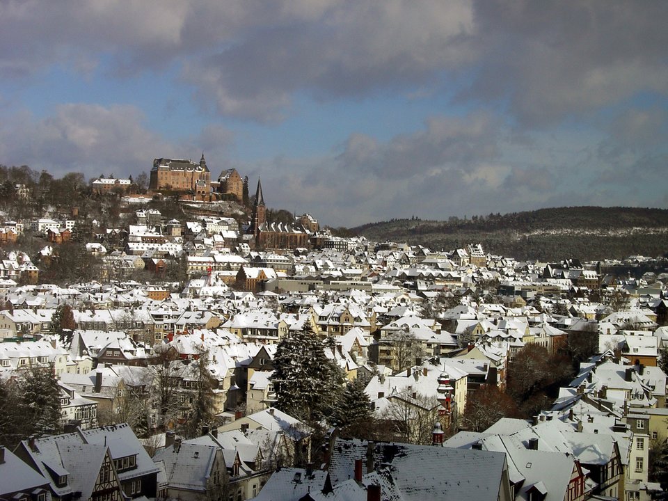 Marburg – widok miasta z zamkiem i uniwersytetem Źródło: Macador, Marburg – widok miasta z zamkiem i uniwersytetem, 2004, fotografia, licencja: CC BY-SA 3.0.