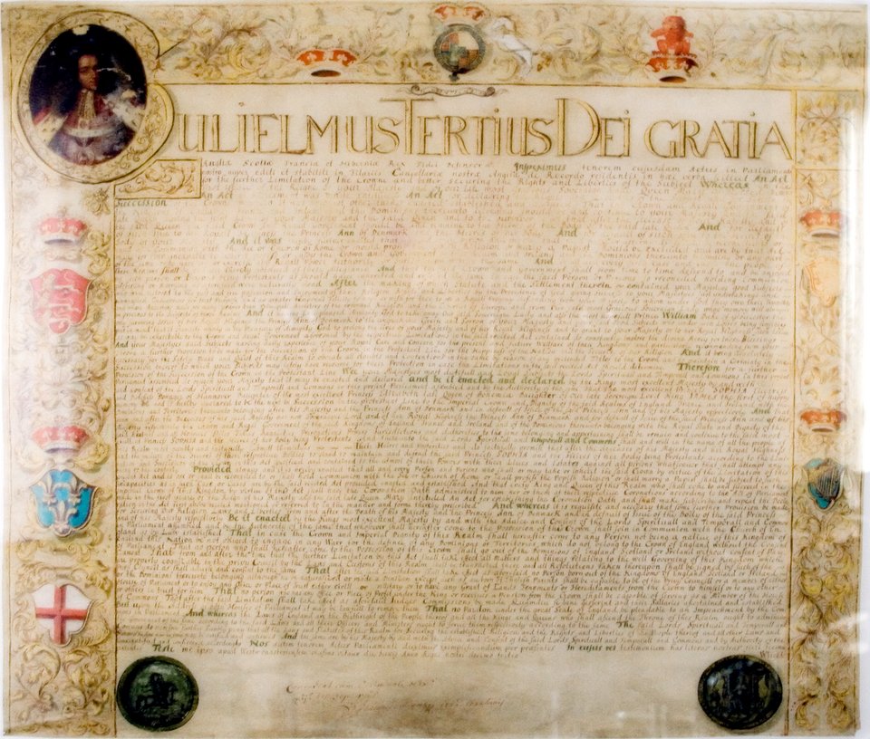 Act of Settlement Oficjalny dokument, w którym parlament brytyjski przenosił dziedziczenie tronu na linię elektorów hanowerskich. Act of Settlement wydano w 1701 r. Źródło: Torsten Bätge, Act of Settlement, Wikimedia Commons, licencja: CC BY-SA 3.0.