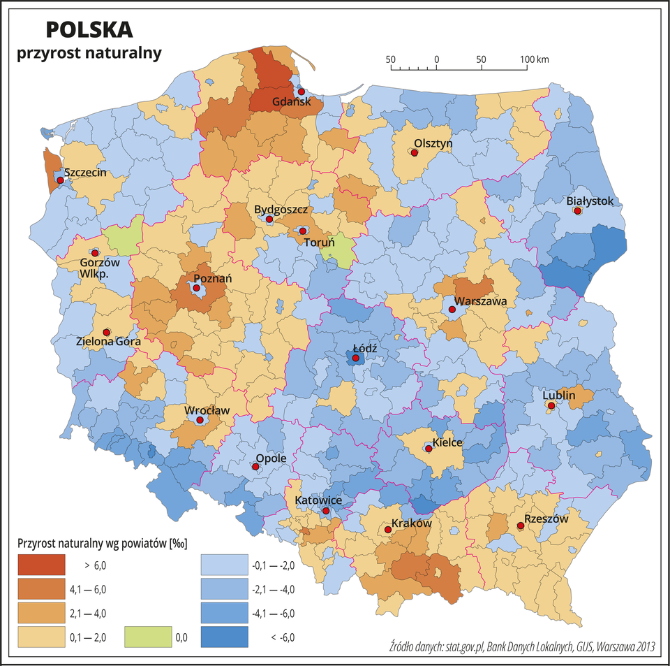 Ilustracja przedstawia mapę Polski z podziałem na województwa i powiaty. Na mapie przedstawiono przyrost naturalny. Granice województw zaznaczone są czerwoną linią. Granice powiatów zaznaczone są czarną linią. Odcieniami koloru pomarańczowego przedstawiono powiaty, w których przyrost naturalny jest dodatni (województwo pomorskie, wielkopolskie, podkarpackie, małopolskie, centralna część województwa mazowieckiego i południowa część województwa śląskiego), a odcieniami koloru niebieskiego – ujemny (pozostałe województwa). Kolorem zielonym oznaczono powiaty, w których przyrost naturalny jest równy zero (dwa powiaty – jeden w województwie kujawsko-pomorskim, drugi w województwie lubuskim). Czerwonymi kropkami zaznaczono miasta wojewódzkie. Po lewej stronie mapy na dole w legendzie umieszczono kolorowe prostokąty i opisano wielkość przyrostu naturalnego w promilach. Czterema odcieniami koloru pomarańczowego przedstawiono powiaty, w których przyrost naturalny jest dodatni (do dwóch , dwa do czterech, cztery do sześciu i powyżej sześciu promili), a czterema odcieniami koloru niebieskiego – ujemny (do dwóch , dwa do czterech, cztery do sześciu i powyżej sześciu promili). Kolorem zielonym oznaczono powiaty, w których przyrost naturalny jest równy zero.