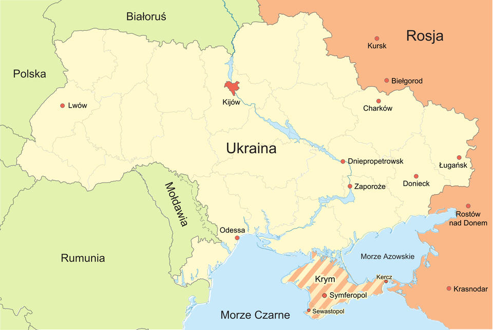 Na ilustracji mapa polityczna. W centralnej części Ukraina, kolor żółty. Na północy Białoruś, na zachodzie Polska. Na południu Rumunia i Mołdawia. Na wschodzie Rosja, kolor pomarańczowy. Na południu Krym, półwysep, żółto-pomarańczowe paski. Czerwonymi kropkami zaznaczone miasta na Ukrainie i w Rosji.