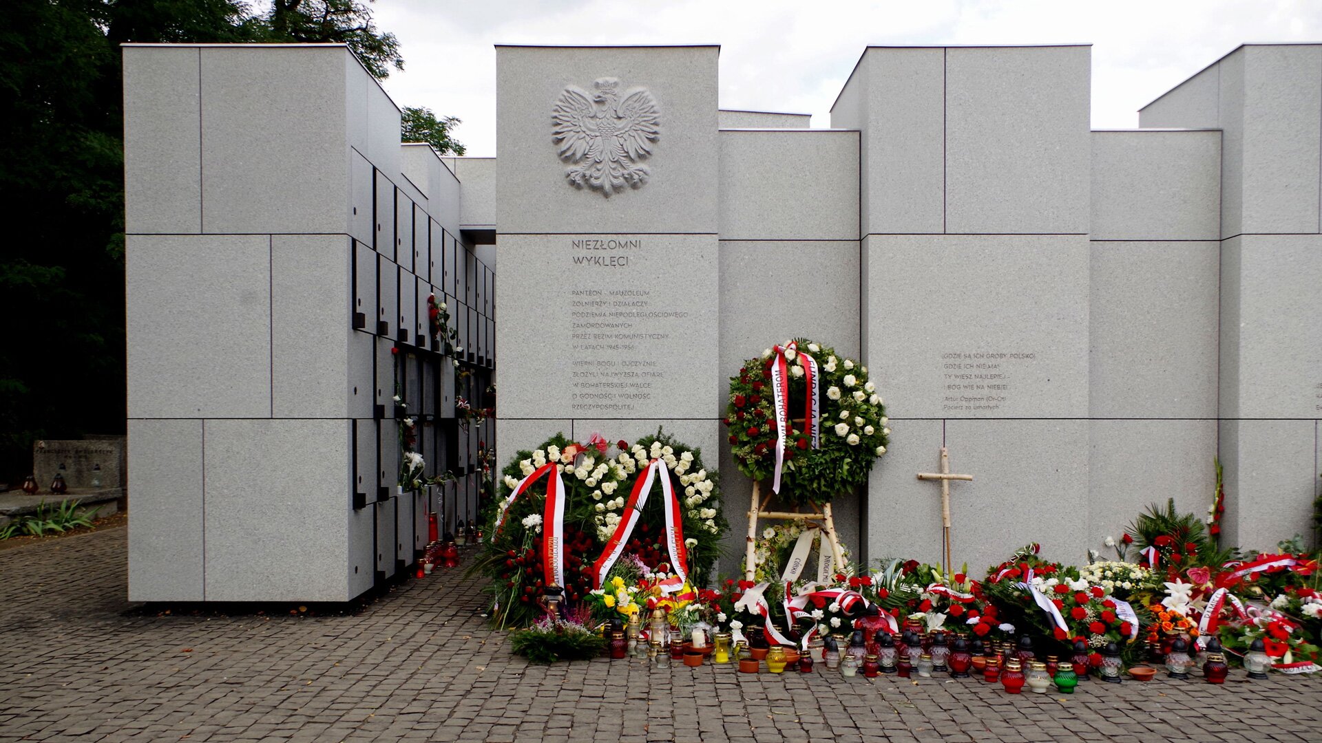 Panteon - Mauzoleum Wyklętych-Niezłomnych na Cmentarzu Wojskowym na Powązkach w Warszawie Panteon - Mauzoleum Wyklętych-Niezłomnych na Cmentarzu Wojskowym na Powązkach w Warszawie Źródło: Mateusz Opasiński, licencja: CC BY-SA 4.0.
