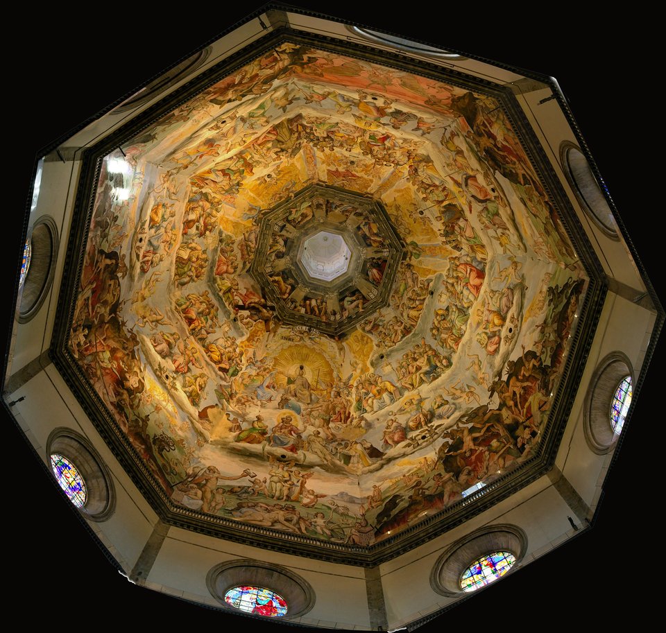 Santa Maria del Fiore, Florencja – freski we wnętrzu kopuły w katedrze. Freski powstały ponad 130 lat po poświęceniu wzniesionej wówczas największej kopuły. Ich malowanie rozpoczął Giorgio Vasari, uznawany za ojca historii sztuki, który nie zdążył ukończyć tego zadania. W najwyższej strefie widzimy proroków, później ludzi zbawionych, w dolnych rzędach przedstawiono potępionych. Santa Maria del Fiore, Florencja – freski we wnętrzu kopuły w katedrze. Freski powstały ponad 130 lat po poświęceniu wzniesionej wówczas największej kopuły. Ich malowanie rozpoczął Giorgio Vasari, uznawany za ojca historii sztuki, który nie zdążył ukończyć tego zadania. W najwyższej strefie widzimy proroków, później ludzi zbawionych, w dolnych rzędach przedstawiono potępionych. Źródło: MatthiasKabel, Wikimedia Commons, licencja: CC BY-SA 3.0.