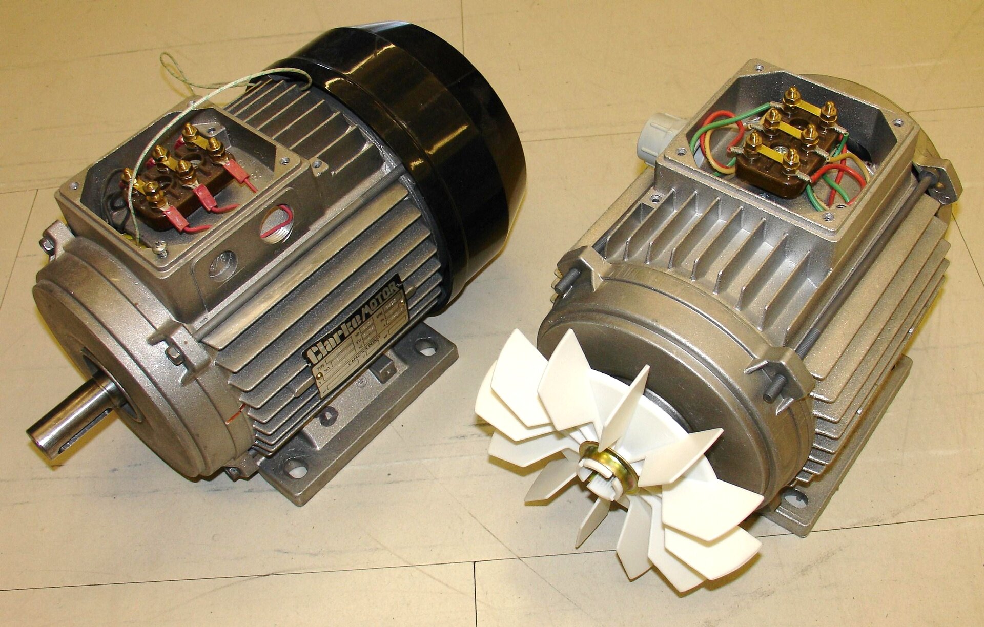 Silnik elektryczny Źródło: Zureks, Silnik elektryczny, licencja: CC BY-SA 3.0.