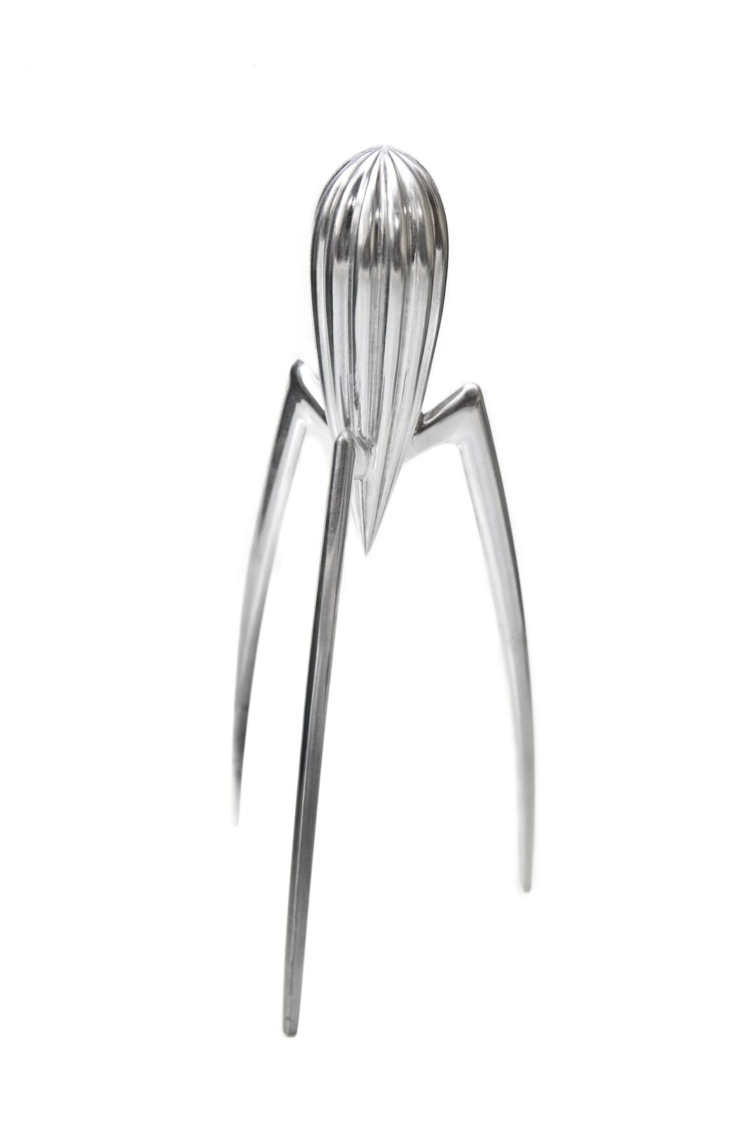 Wyciskacz do cytryn Juicy Salif Wyciskacz do cytryn, Juicy Salif, projektował Philippe Starck dla manufaktury Alessi. Fot. Małgorzata Skibińska Źródło: Philippe Starck, Contentplus.pl sp. z o.o., Wyciskacz do cytryn Juicy Salif, 1990, polerowana stal nierdzewna, 29 × 14 cm, tylko do użytku edukacyjnego.