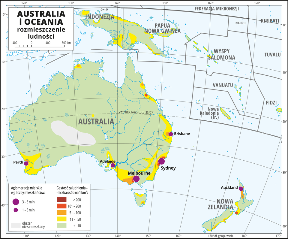 Ilustracja przedstawia mapę rozmieszczenia ludności w Australii i Oceanii. Kolorami od zielonego (w przewadze) przez żółty i pomarańczowy do czerwonego i brunatnego przedstawiono gęstość zaludnienia. Na większości wysp przeważają obszary o gęstości zaludnienia poniżej dziesięciu osób na jeden kilometr kwadratowy. Gęściej zaludnione są jedynie wybrzeża. Na południowym i wschodnim wybrzeżu Australii duża gęstość zaludnienia i duże aglomeracje miejskie: Melbourne, Sydney – od trzech do pięciu milionów mieszkańców, Brisbane, Adelaide, Perth – od jednego do trzech milionów mieszkańców. Dookoła mapy w białej ramce opisano współrzędne geograficzne co dziesięć stopni. W legendzie umieszczono i opisano kolory użyte na mapie.