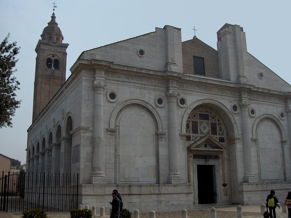 Kościół św. Franciszka w Rimini. Fasadę kościoła zaprojektował i wzniósł w latach 50. XV w. znany artysta i znawca starożytnej architektury Leon Battista Alberti (m.in. tłumaczył i przerabiał dzieło Witruwiusza – rzymskiego architekta i inżyniera wojennego żyjącego w I w. p.n.e.). Zastosował on w fasadzie detale znane z budowli antycznych – kolumnę, łuk, gzymsy. Kościół św. Franciszka w Rimini. Fasadę kościoła zaprojektował i wzniósł w latach 50. XV w. znany artysta i znawca starożytnej architektury Leon Battista Alberti (m.in. tłumaczył i przerabiał dzieło Witruwiusza – rzymskiego architekta i inżyniera wojennego żyjącego w I w. p.n.e.). Zastosował on w fasadzie detale znane z budowli antycznych – kolumnę, łuk, gzymsy. Źródło: Georges Jansoone, 2006, Wikimedia Commons, licencja: CC BY-SA 4.0.