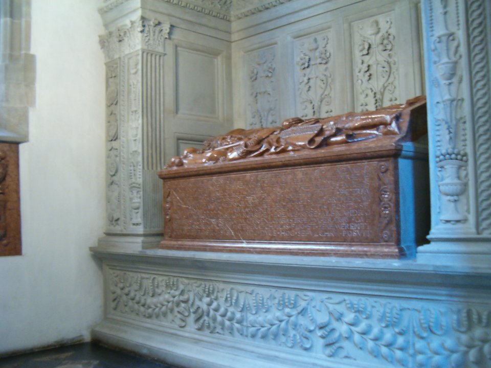 Nagrobek Jana Olbrachta w Królewskiej Katedrze na Wawelu. Wspaniałe renesansowe obramienie nagrobka było dziełem Franciszka Florentczyka i powstało w latach 1502-1505. Dzieło uznawane jest ze jedno z pierwszych manifestacji pełnej sztuki renesansowej na terenie polskim. Sama tumba grobowa to dzieło jeszcze gotyckie, wywodzące się z warsztatu Stwosza. Nagrobek Jana Olbrachta w Królewskiej Katedrze na Wawelu. Wspaniałe renesansowe obramienie nagrobka było dziełem Franciszka Florentczyka i powstało w latach 1502-1505. Dzieło uznawane jest ze jedno z pierwszych manifestacji pełnej sztuki renesansowej na terenie polskim. Sama tumba grobowa to dzieło jeszcze gotyckie, wywodzące się z warsztatu Stwosza. Źródło: Poznaniak, Wikimedia Commons, licencja: CC BY-SA 2.5.