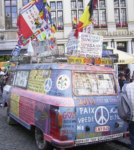 Flower Power Bus Źródło: Johannes Aubele, Flower Power Bus, Fotografia, licencja: CC BY-SA 3.0.