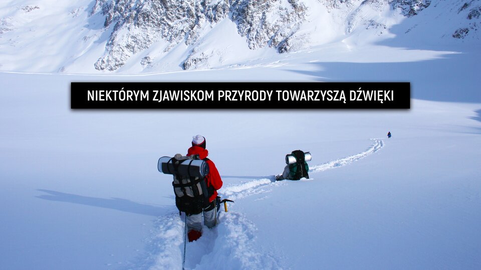 Ilustracja przedstawia dwóch alpinistów z plecakami schodzącymi ze zbocza ośnieżonej góry. Jest bardzo dużo śniegu. Alpiniście na pierwszym planie śnieg sięga po kolana, a alpiniście, który widoczny jest na drugim planie, śnieg sięga do pasa. Jest słoneczny, mroźny dzień. Ilustracja ma podpis: „Niektórym zjawiskom przyrody towarzyszą dźwięki”.