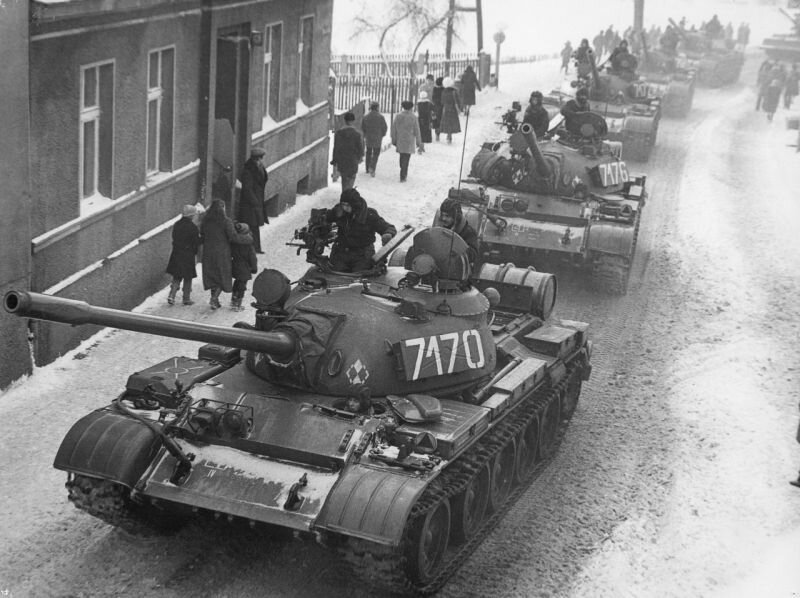 Czołgi podczas stanu wojennego w Zbąszyniu Źródło: J. Żołnierkiewicz, Czołgi podczas stanu wojennego w Zbąszyniu, Fotografia, domena publiczna.