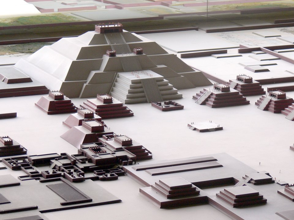 Rekonstrukcja wielkiej piramidy słońca w Tenochtitlan Rekonstrukcja wielkiej piramidy słońca w Tenochtitlan Źródło: s shepherd, 2006, Wikimedia Commons, licencja: CC BY 2.0.