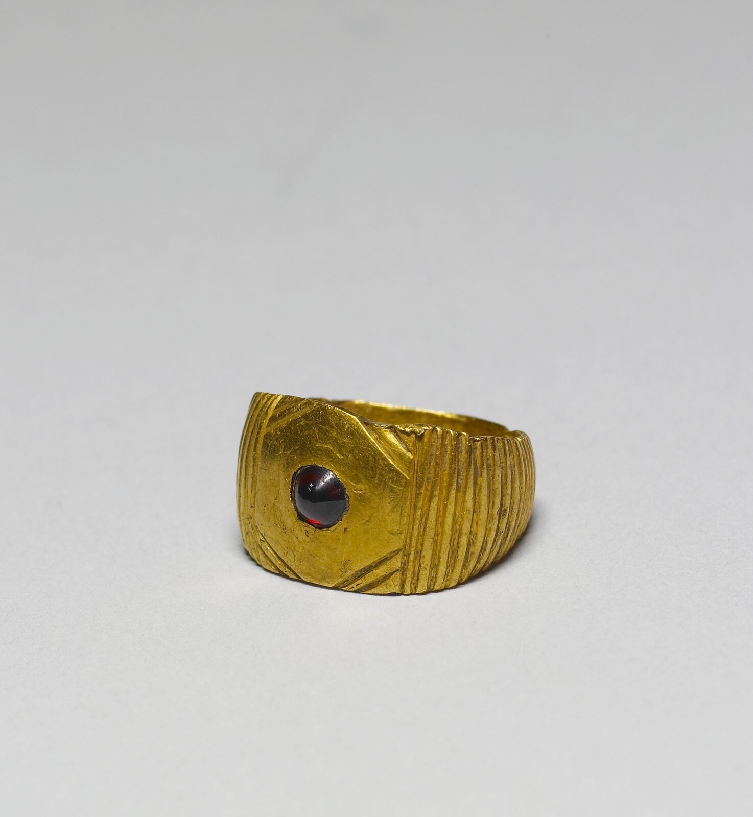 Pierścień ostrogocki, V wiek Źródło: Pierścień ostrogocki, V wiek, Walters Art Museum, domena publiczna.