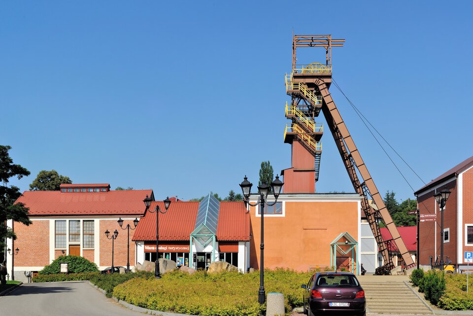 Na zdjęciu zabudowania przemysłowe, wieża szybowa.