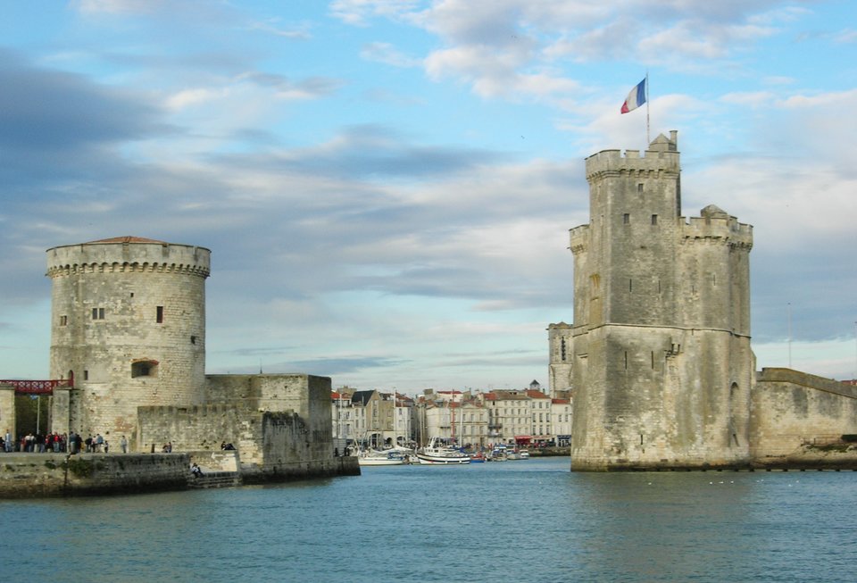 La Rochelle, wejście do portu strzeżone przez Wieżę Łańcuchową La Rochelle, wejście do portu strzeżone przez Wieżę Łańcuchową Źródło: Remi Jouan, 2005, Wikimedia Commons, licencja: CC BY-SA 3.0.