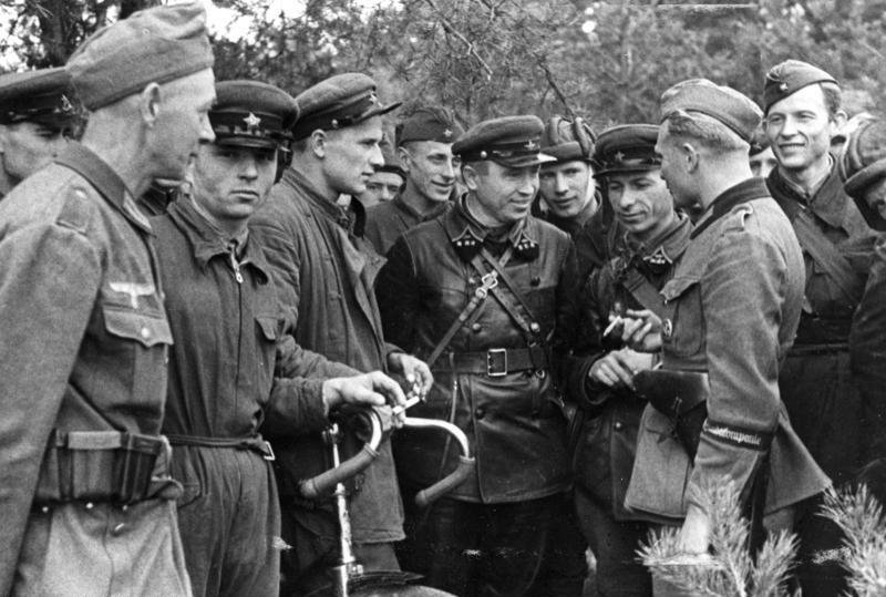 Spotkanie żołnierzy Wehrmachtu i Armii Czerwonej, 20 września 1939 Spotkanie żołnierzy Wehrmachtu i Armii Czerwonej, 20 września 1939 Źródło: licencja: CC BY-SA 3.0.