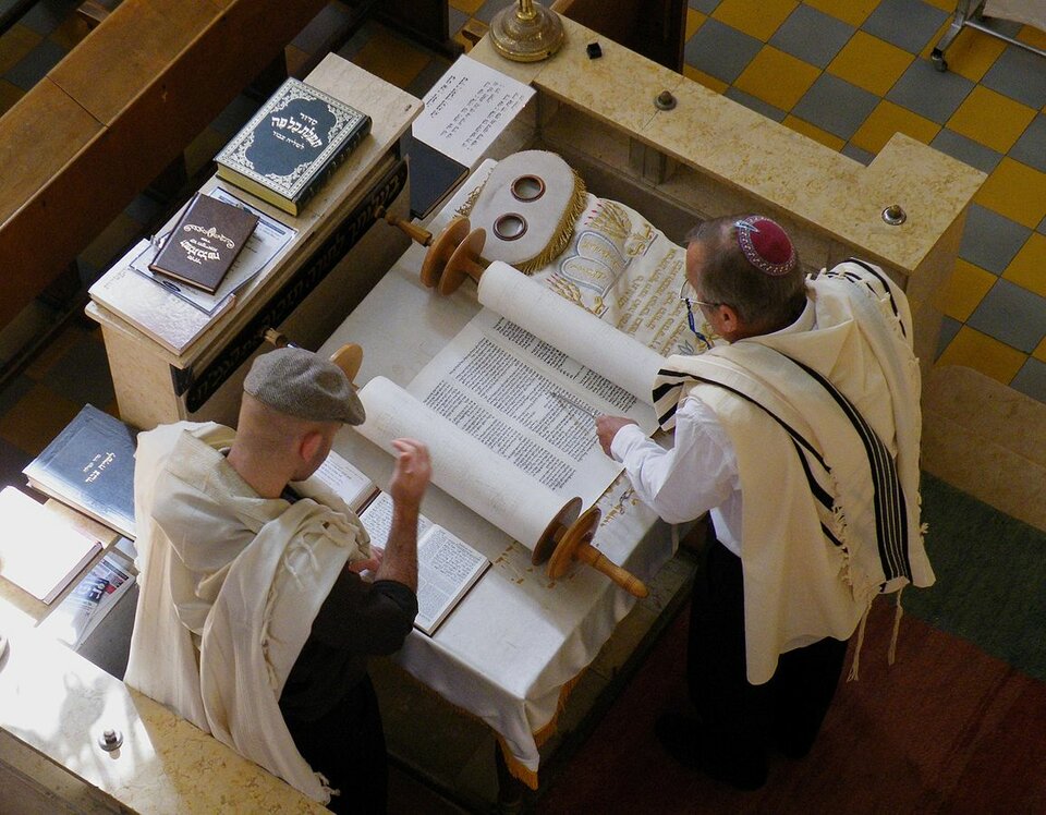 Tora Na zdjęciu przedstawiono Torę, czyli zwój zawierający pierwszych pięć ksiąg Starego Testamentu, oraz tak zwaną sukienkę, w której przechowuje się zwój. Źródło: Roy Lindman, Tora, fotografia barwna, licencja: CC BY-SA 3.0.