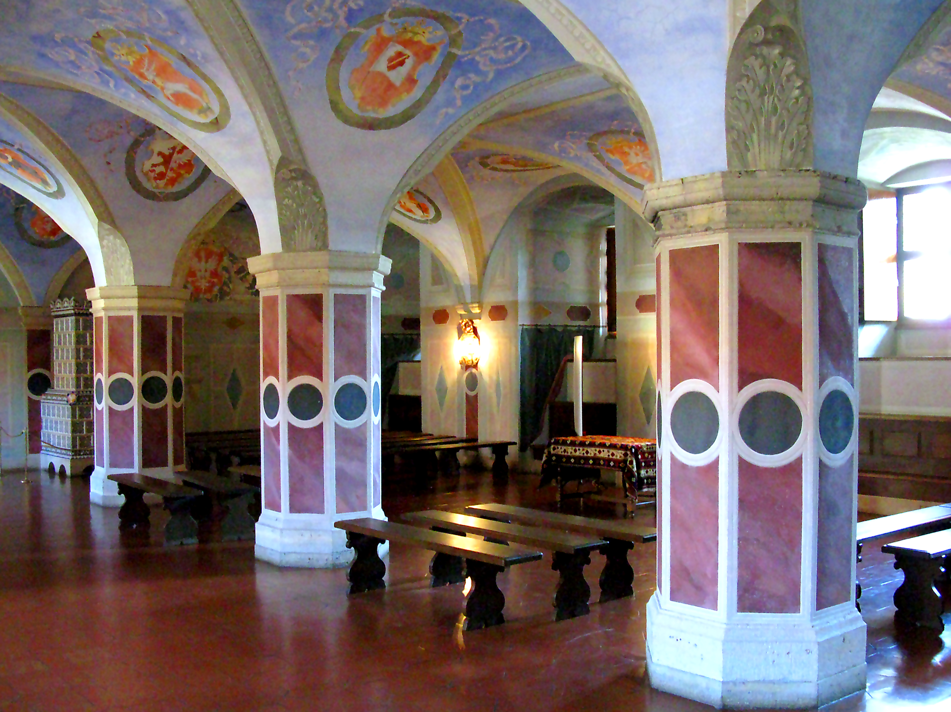 Zrekonstruowana sala posiedzeń izby poselskiej na Zamku Królewskim w Warszawie, gdzie odbywała się większość sejmów. Zwróć uwagę, że sala umiejscowiona była na parterze zamku (wskazują na to wysoko umieszczone okna). W związku z tym, gdy sejm obradował w całości, posłowie ziemscy udawali się na pierwsze piętro do sali senatu. Wówczas król siedział na tronie, senatorowie siedzieli, a posłowie z braku miejsca musieli stać. Zrekonstruowana sala posiedzeń izby poselskiej na Zamku Królewskim w Warszawie, gdzie odbywała się większość sejmów. Zwróć uwagę, że sala umiejscowiona była na parterze zamku (wskazują na to wysoko umieszczone okna). W związku z tym, gdy sejm obradował w całości, posłowie ziemscy udawali się na pierwsze piętro do sali senatu. Wówczas król siedział na tronie, senatorowie siedzieli, a posłowie z braku miejsca musieli stać. Źródło: Maciej Szczepańczyk, Wikimedia Commons, licencja: CC BY 3.0.