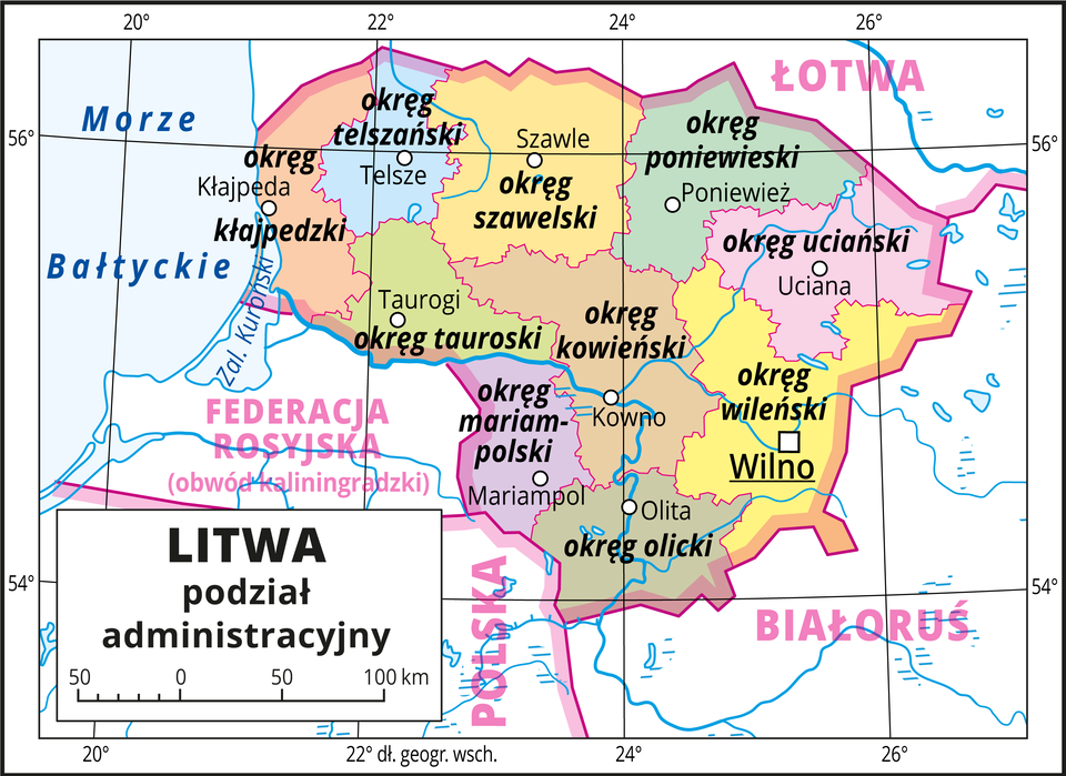 Ilustracja przedstawia mapę polityczną Litwy z podziałem na jednostki administracyjne okręgi. Kolorami wyróżniono okręg telszański, okręg szawelski, okręg poniewieski, okręg uciański, okręg olicki, okręg mariampolski, okręg tauroski, okręg kłajpedzki, okręg kowieński, okręg wileński. Białymi kropkami oznaczono główne miasta i opisano je. Mapa pokryta jest równoleżnikami i południkami. Dookoła mapy w białej ramce opisano współrzędne geograficzne co dwa stopnie.